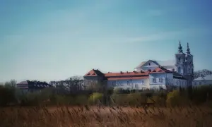 Krasnystaw: zespół klasztorny z wieżami kościoła na tle błękitnego nieba.