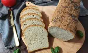 Świeżo upieczony bochenek z makiem i kromki chleba. Prosty przepis na chleb, który zachwyci każdego. Idealny na śniadanie.