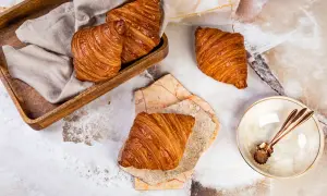 Złociste, chrupiące rogaliki na marmurowym blacie. Idealny croissant przepis na pyszne śniadanie.