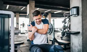 CrossFit vs siłownia: Co lepsze dla Twoich celów? Porównanie