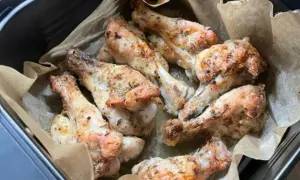 Chrupiące skrzydełka kurczaka w air fryer, przyprawione ziołami, gotowe do podania.
