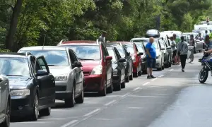 Długi korek samochodów na trasie do Helu. Kierowcy stoją w upale, czekając na przejazd.