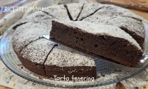 Une délicieuse Torta Tenerina, une patisserie italienne au chocolat, saupoudrée de sucre glace.