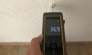 Feuchtigkeitsmessgerät zeigt 36.9 an. Die wandfeuchte ist normal.