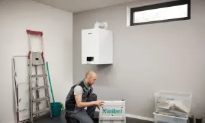Instalator przygotowuje nowy piec gazowy Vaillant. Czy piec gazowy można odliczyć od podatku? Sprawdź ulgi termomodernizacyjne.