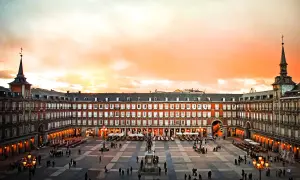 Plaza Mayor de Madrid au coucher du soleil. Idéal pour savoir que faire à Madrid : flâner, dîner en terrasse, admirer l'architecture.