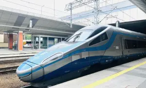 Moderner Zug mit blauen und silbernen Streifen steht am Bahnsteig. Vielleicht der Nachtzug nach Danzig?