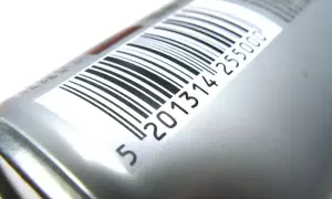 Zbliżenie na kod kreskowy na srebrnym opakowaniu. Różne rodzaje kodów kreskowych ułatwiają identyfikację produktów.