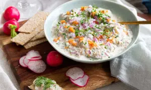Krämig sillröra med dill, rödlök och rom. Serveras med knäckebröd och rädisor. En klassisk svensk sillrätt.