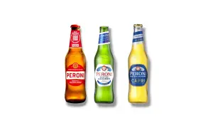 Drei Flaschen italienisches Bier von Peroni: Nastro Azzurro, Nastro Azzurro Capri und ein weiteres klassisches Peroni.