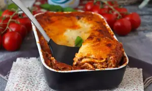 En härlig lasagne bolognese med gyllene ost och en generös köttfärssås. Perfekt för en mysig middag.