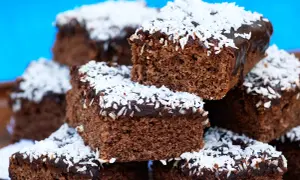 En hög med saftiga kärleksmums utan mjölk, toppade med chokladglasyr och kokosflingor.
