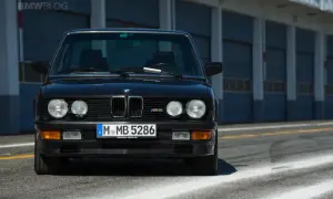 Ile koni ma BMW M5? Moc od E28 do hybrydy G90 zaskoczy Cię!