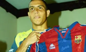 Ronaldo Nazario, znany z gry w klubach takich jak Barcelona, Inter Mediolan i Real Madryt, prezentuje koszulkę FC Barcelony.
