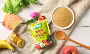 Baby Gourmet banan, äpple & grönkålspuré, perfekt 8 månaders bebis mat. Serveras med färsk frukt och en träsked.