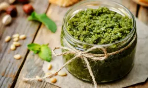 Słoik domowego pesto, idealny do makaronu. Zobacz, jak zrobić pesto z bazylii, orzeszków piniowych i parmezanu.