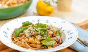 En krämig tagliatelle med svamp och basilika, perfekt för ett snabbt och gott tagliatelle recept.
