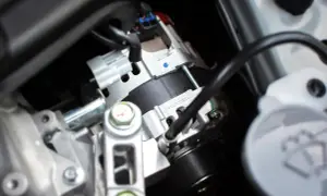 Zbliżenie na alternator samochodowy 1.9 TDI z widocznym sprzęgłem.