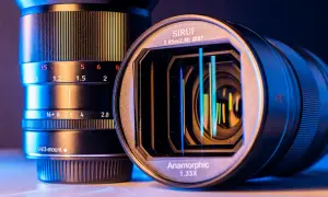 Dwa obiektywy, jeden z oznaczeniem "Anamorphic 1.33X", pokazują, czym jest obiektyw anamorficzny i jego możliwości.