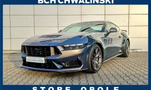 Nowy Ford Mustang w ciemnoniebieskim kolorze, zaparkowany przed salonem BCH Chwaliński Opole.