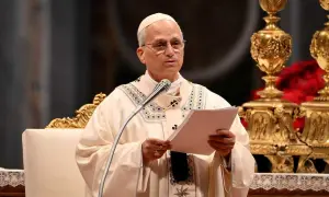 Biskup w szatach liturgicznych czyta tekst modlitwy "Anioł Pański".