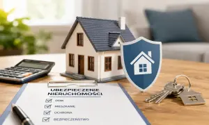 Model domu, tarcza z symbolem domu, klucze i kalkulator na biurku. Dokument "Ubezpieczenie nieruchomości" sugeruje, że ubezpieczenie mieszkania cena jest kluczowym elementem.