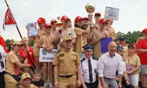 Uczestnicy MDP zawody z pucharem i dyplomami, dumni z osiągnięć.