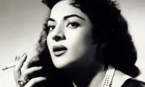 Lola Flores, icónica artista, fumando un cigarrillo. Su lucha contra el cáncer fue un capítulo difícil en su vida.