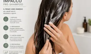 Donna applica un impacco pre-shampoo nutriente sui capelli lunghi e umidi, massaggiando per un trattamento profondo.