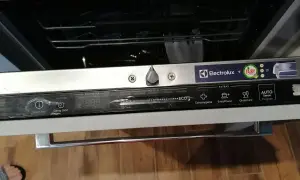 Panel sterowania zmywarki Electrolux z ikonami programów i naklejką Fairy. Czystość to podstawa!