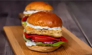 Domowe hamburgery: przepis na soczyste burgery lepsze niż z fast-foodu