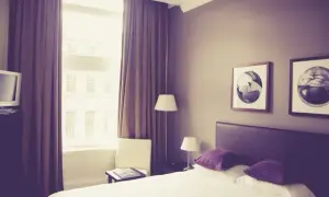 Gdzie szukać tanich noclegów, aby zaoszczędzić na podróży?