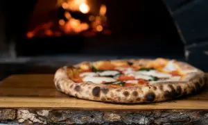 Ile minut piec pizzę, aby uzyskać idealny smak i chrupkość?