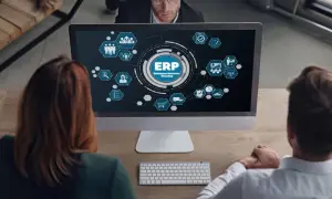 Ludzie analizują na ekranie schemat systemu ERP, który usprawnia zarządzanie firmą, w tym rozliczenia z ZUS.