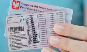 Polskie prawo jazdy i dowód osobisty. Kierowca z 24 punktami karnymi wciąż może jeździć, ale musi uważać.