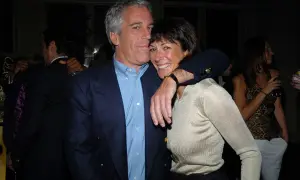Jeffrey Epstein i Ghislaine Maxwell, znani z kontrowersyjnych powiązań.