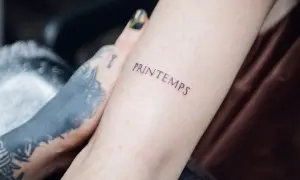 Delikatny napis "Printemps" na przedramieniu to fajne miejsce na tatuaż dla dziewczyny.