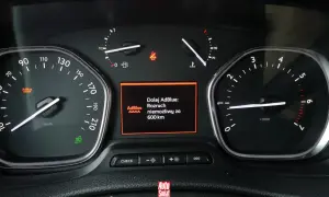 Na desce rozdzielczej świeci się kontrolka AdBlue, informując o konieczności dolania płynu. Rozruch silnika będzie niemożliwy za 600 km.