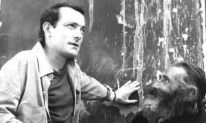Konrad Swinarski i jego dziady, wpatrzeni w tajemniczą ścianę.