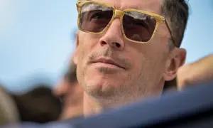 Robert Lewandowski w okularach przeciwsłonecznych, z charakterystycznym zarostem. Zinzino Lewandowski.