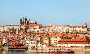 Widok na Pragę z rzeką i statkiem. Czy Czechy są bezpiecznym krajem? Tak, to piękny i bezpieczny kraj.