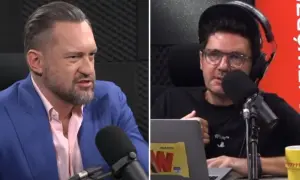 Szokujące fakty o tym ile kawy dziennie piją polskie gwiazdy telewizji. Dwóch mężczyzn w studiu radiowym, jeden w niebieskiej marynarce, drugi w czarnej koszulce.