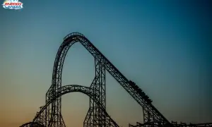 Największy drewniany rollercoaster na świecie w Energylandii, z wagonikami wspinającymi się po stromym wzniesieniu.