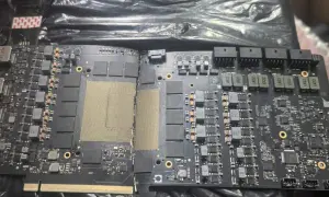 Placa de circuito impreso con chips y conectores, lista para potenciar el rendimiento con CUDA.