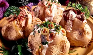 Fyra läckra bakade potatisar med olika fyllningar, toppade med örter och grönsaker. En festlig bakad potatis fyllning!