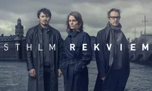 Tre personer står framför en grå himmel och vatten. Texten "STHLM REKVIEM" syns i vitt.
