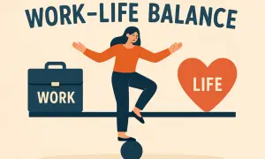 Kobieta balansuje na kuli, symbolizując trudności w osiągnięciu work-life balance. Po jednej stronie walizka "WORK", po drugiej serce "LIFE".