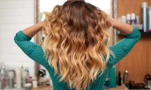 Capelli mossi con sfumature biondo caldo, un look radioso che cattura la luce.