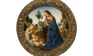 Ein Tondo-Kunstwerk zeigt Maria mit betenden Händen, das Jesuskind und Johannes den Täufer in einer ländlichen Szene.
