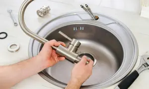 Jak zamontować baterię do zlewu? Poradnik krok po kroku Jeremiego